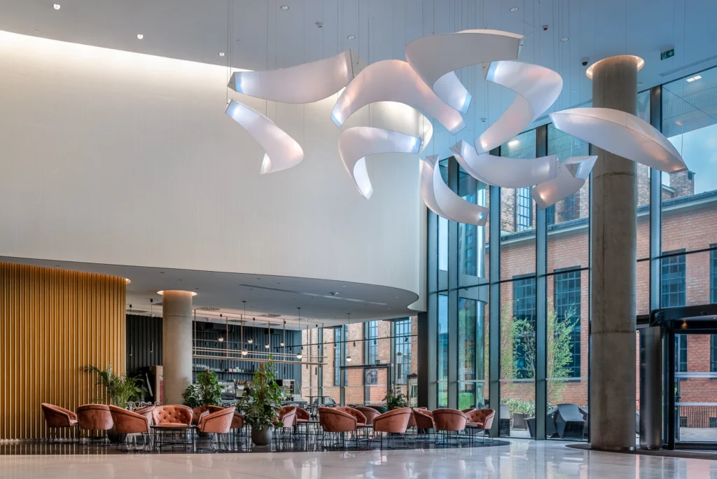 Presvetlený interiér kancelárskych priestorov Sky Park Offices v Bratislave