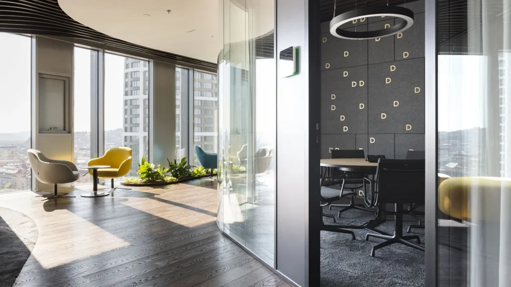 Interiér kancelárií v Sky Park Offices v Bratislave s výhľadom na mesto