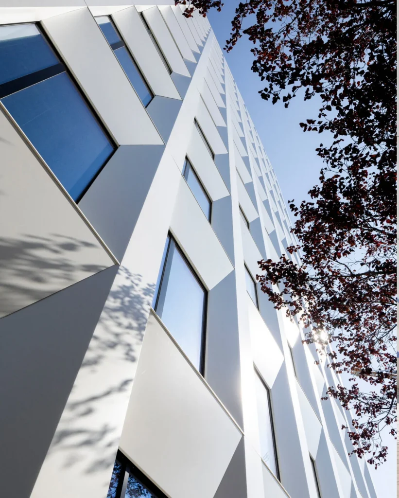 Biela geometrická fasáda administratívnej budovy The Mill v Bratislave